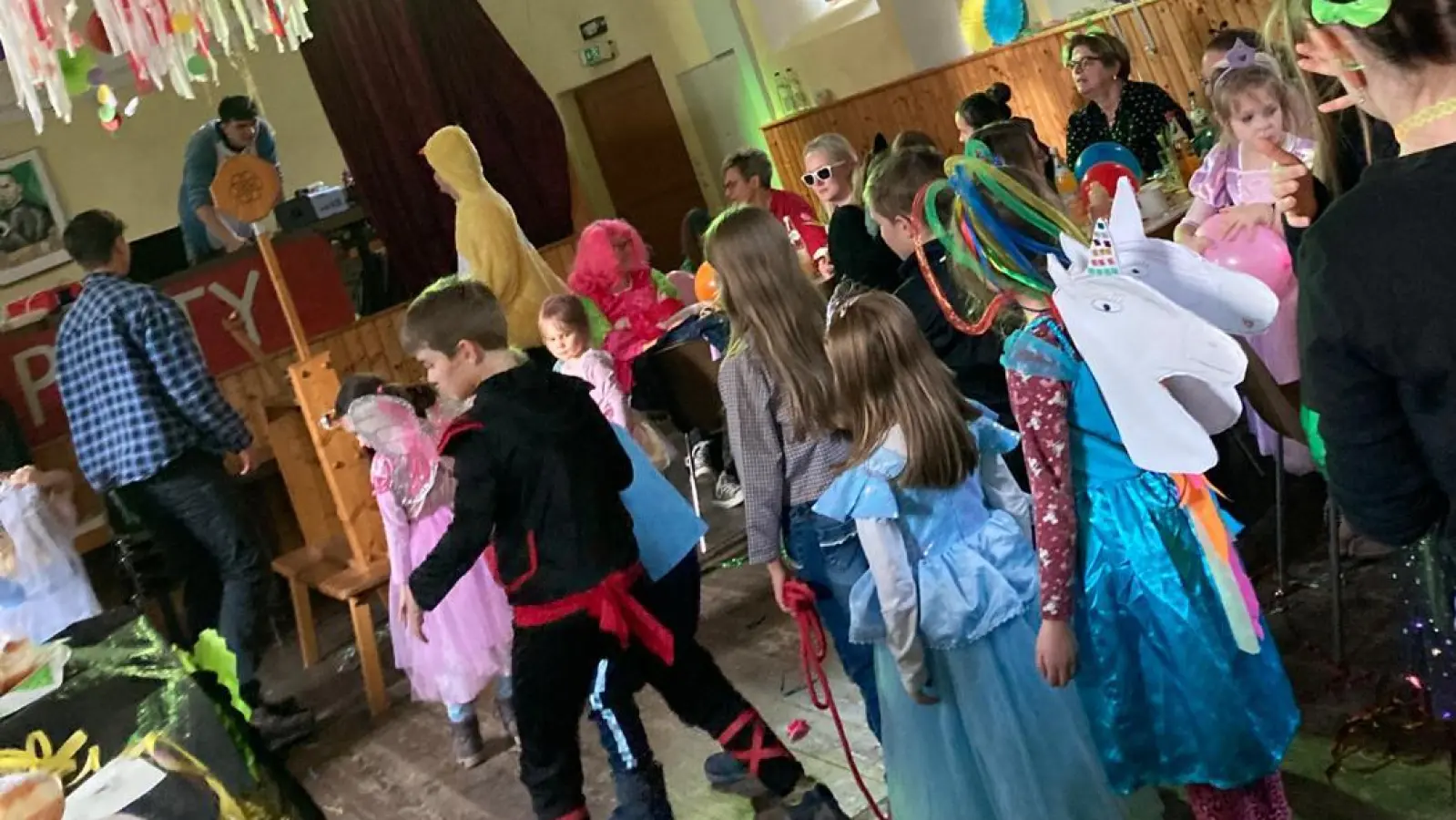 Die Kolpingsfamilie hatte zum Kinderfasching ins Gesellenhaus eingeladen. Höhepunkt war die Schokokuss-Schleuder, die verschiedene Süßigkeiten durchs Gesellenhaus schoss.  (Bild: Mirjam Müller)