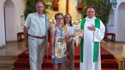 Übergabe des Erlöses vom Marienkonzert der KAB Immenreuth, v. links Organist Michael Scherm, Claudia Porst und Christine König (KAB), Pfarrer Bruckner. (Bild: Lothar Porst)