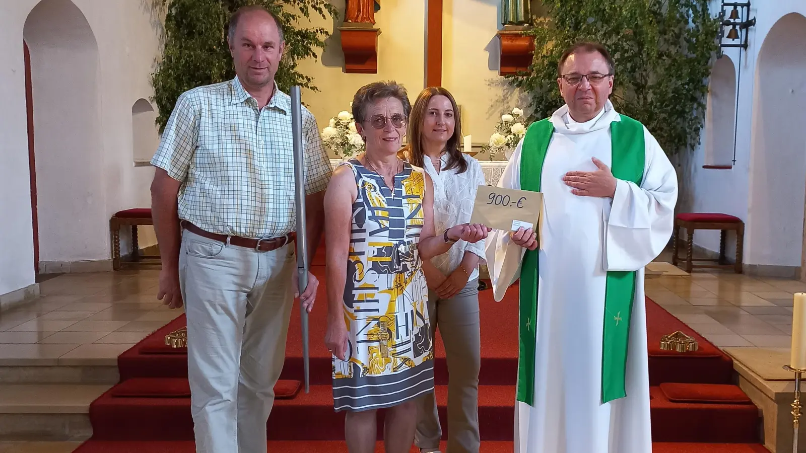 Übergabe des Erlöses vom Marienkonzert der KAB Immenreuth, v. links Organist Michael Scherm, Claudia Porst und Christine König (KAB), Pfarrer Bruckner. (Bild: Lothar Porst)
