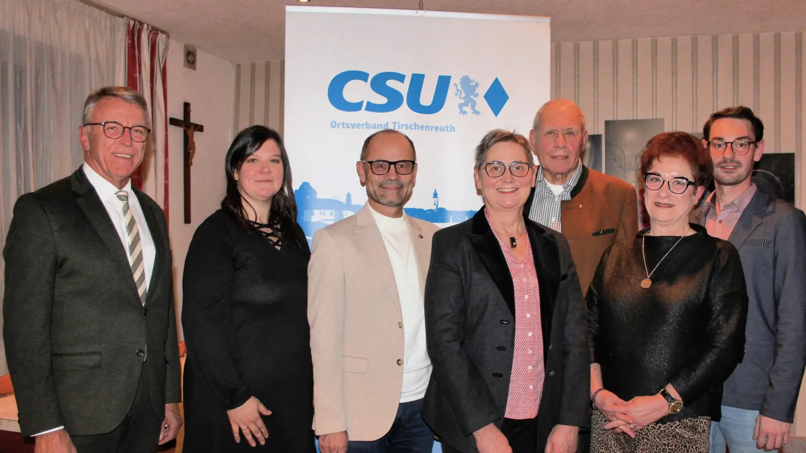 Beim feierlichen Jahresabschluss der CSU Tirschenreuth wurden auch langjährige Mitglieder ausgezeichnet. (Von links nach rechts) Bürgermeister Franz Stahl, stv. JU-Kreisvorsitzende Sandra Dostler, stv. CSU-Vorsitzender Dr. Alfred Scheidler, die Geehrten Doris Mehler, Alfred Mehler, Andrea Prucker und Vorsitzender Sebastian Rosnitschek.  (Bild: Beate Heinrich)