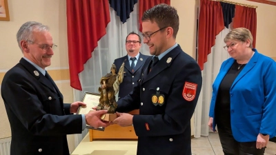 Kommandant Matthias Rötzer ernennt Alfred Held zum Ehrenmitglied der Feuerwehr Dieterskirchen. Mit im Bild: Vorsitzender Andreas Eckl und Bürgermeisterin Anita Forster. (Bild: Jasmin Brandl)