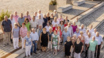 Gruppenfoto vor dem Restaurant „Seenario” in Tirschenreuth.  (Bild: Foto Hummer, Stefan Köstler)