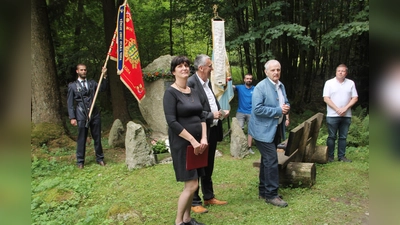 Im Bild Eva Prochazkova, Franz Schöner und Harald Scholz vor dem festlich geschmückten und mit deutsch-tschechischen Fahnenabordnungen eingerahmten Kriegerdenkmals, das vor 100 Jahren in Lohhäuser errichtet wurde.  (Bild: Gisela Wildner)