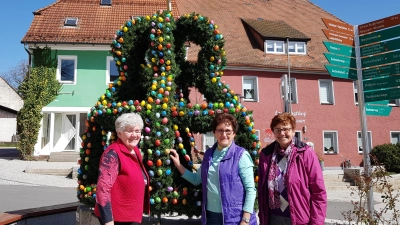 Seit 1984 wird ein Osterbrunnen am Marktplatz in Moosbach aufgestellt und dürfte wohl der älteste in der Region sein. Geschmückt wurde er mit 1.000 handbemalten Eiern durch Angela Strigl, Klara Klug, Hannelore Schweigl (von links) und Marga Braun (nicht auf dem Bild).  (Bild: Peter Garreiss)