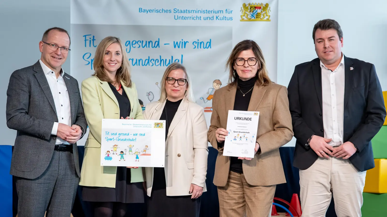 Zertifizierungsfeier der Sport-Grundschulen Nordbayern mit Kultusministerin Anna Stolz. Anna Stolz überreicht die Urkunde an die Schulleitung der GS Pechbrunn.  (Bild: Daniel Karmann)