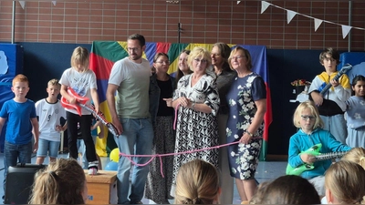 Am Ende des Songs „School&#39;s out” fingen die Kinder der Kombiklasse 2/3 a die Lehrkräfte ein (Bild: Anja Zieglmeier)