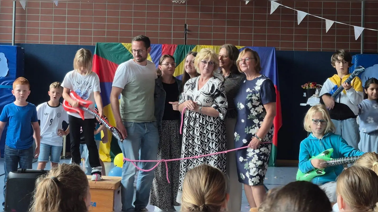 Am Ende des Songs „School&#39;s out” fingen die Kinder der Kombiklasse 2/3 a die Lehrkräfte ein (Bild: Anja Zieglmeier)