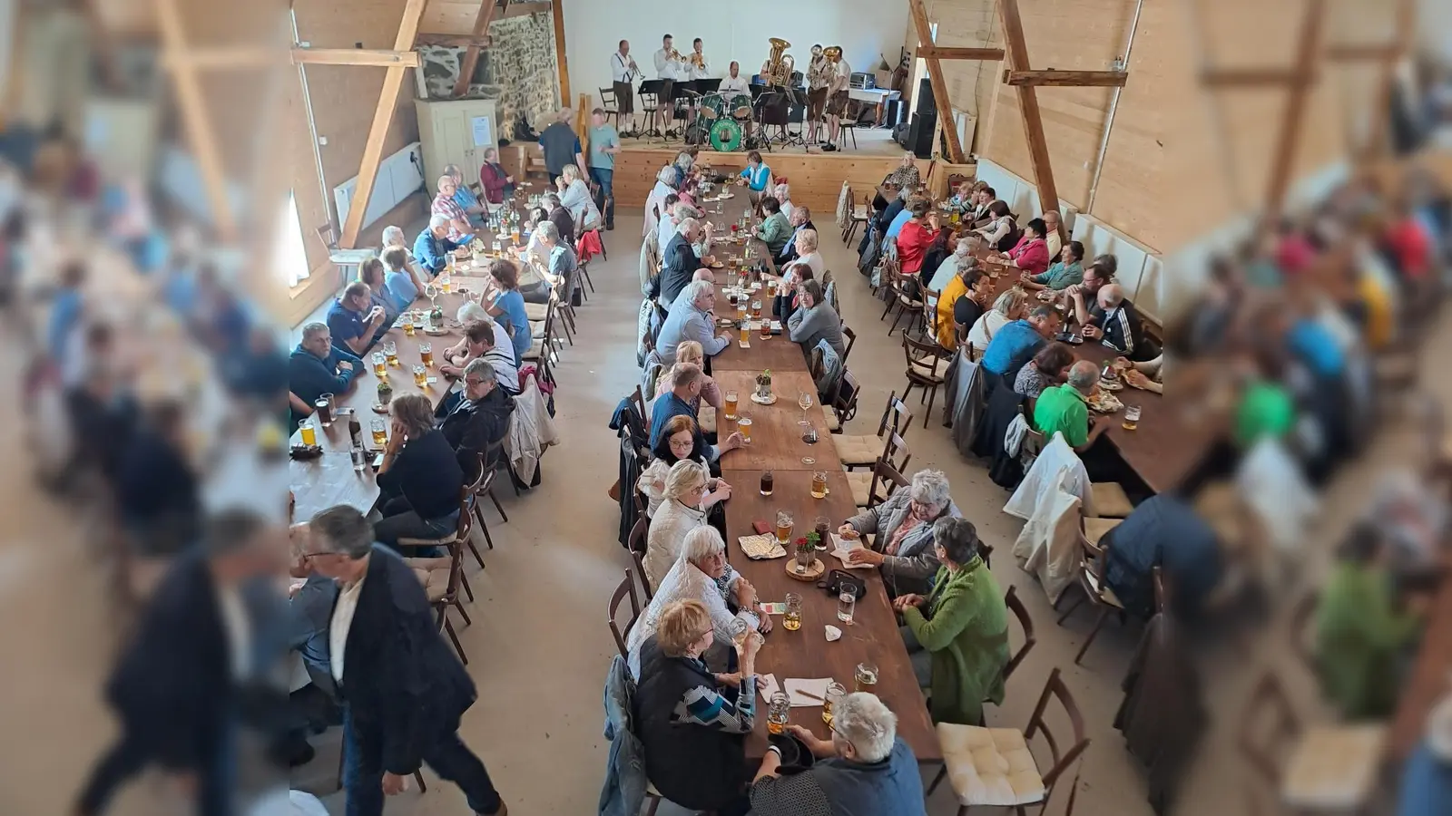 Tolle Stimmung im vollbesetzten Mühlenhof (Bild: Karin Achatz)
