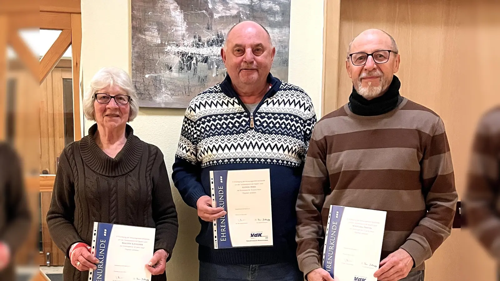 Ihre herausragenden Verdienste um den Sozialverband VdK Bayern wurden gewürdigt: V.l.n.r. Brigitte Schneider (20 Jahre), Ludwig Hirn und Wolfgang Panten (10 Jahre).<br> (Bild: Antonia Knab)