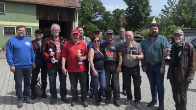 Zum Gruppenbild stellten sich die Pokalgewinner des OVC mit Bürgermeister Stefan Frank (Zweiter von rechts) und 2. Bürgermeister Günter Koller (links). (Bild: Joachim Gebhardt)