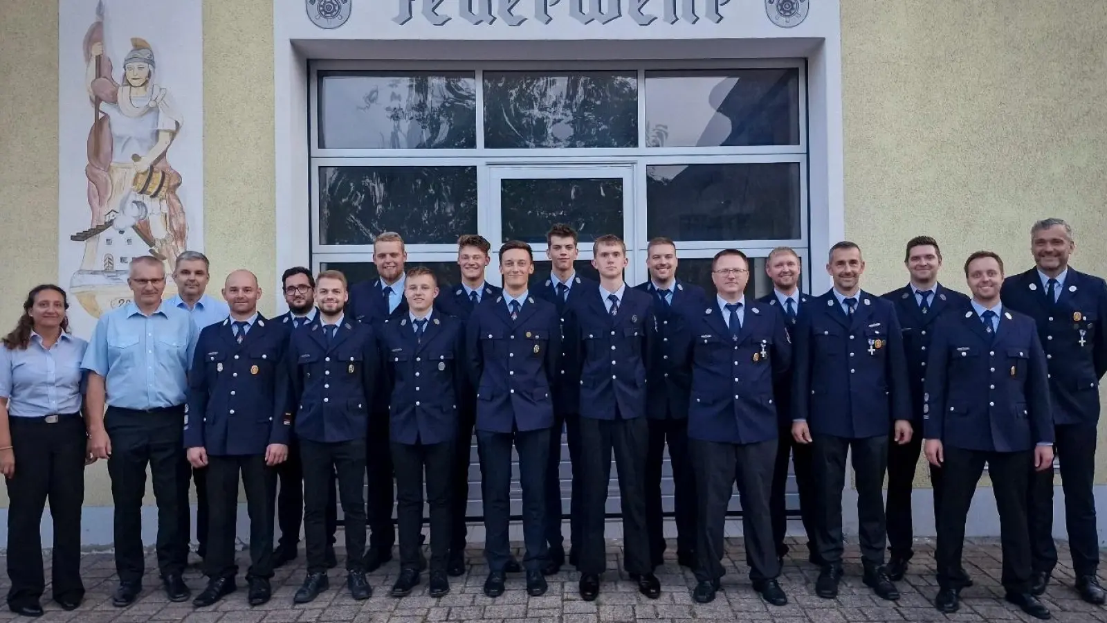 Mit Bravour bestanden 13 Absolventen der Freiwilligen Feuerwehr Neuzirkendorf ihre Leistungsprüfung. Die Leistungsstufen reichten von Stufe 1 bis Stufe 6 sowie Stufe BFV2 (Bild: Tim Höhne)