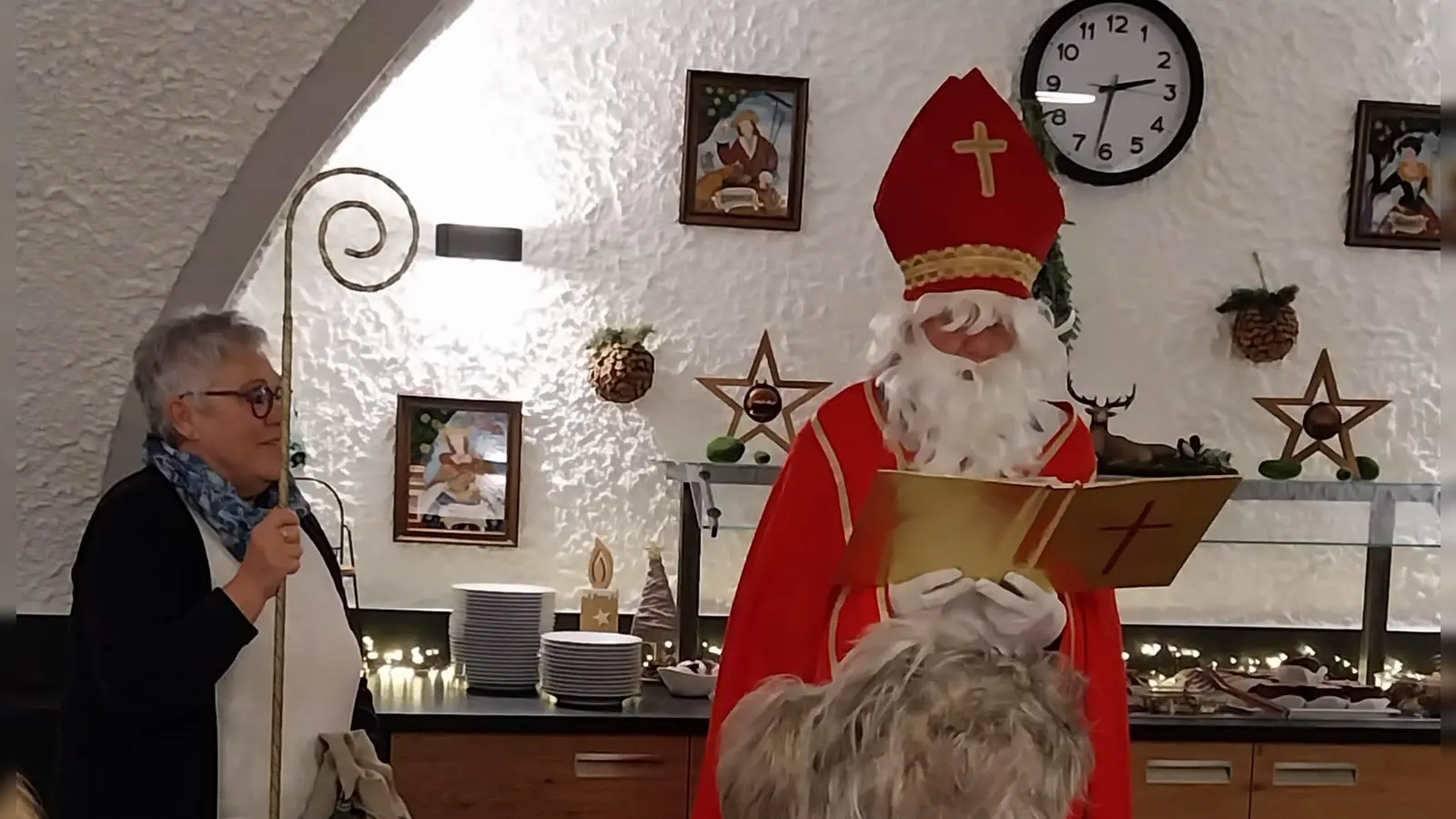 Besuch des Nikolaus bei der Adventfeier des VdK OV Waldsassen. (Bild: Beate Scharnagl)