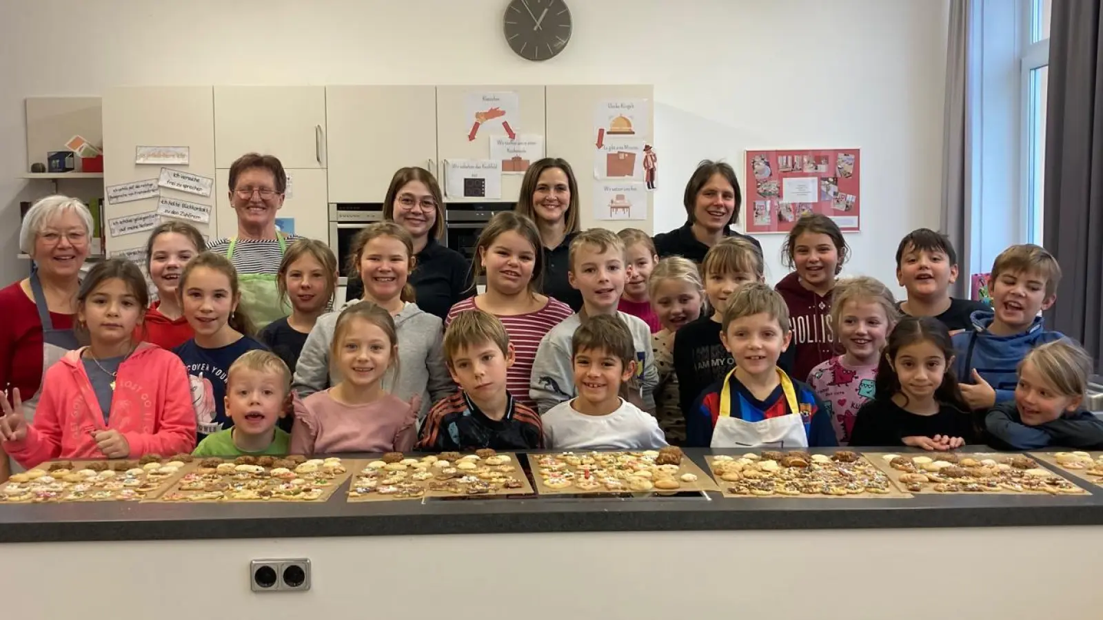 Die Kolpingsfamilie Kemnath und der Katholische Frauenbund hatten Kinder zum Plätzchenbacken eingeladen. (Bild: Barbara Weismeier)