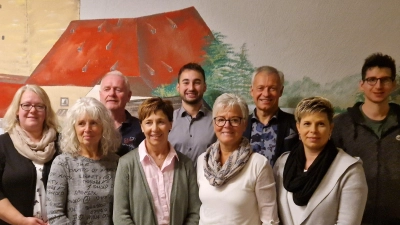 Einen neuen Vorstand wählt der Heimat- und Kulturverein Vilseck im neuen Vereinszimmerin der alten Schule Vilseck. Im Hintergrund das Wandgemälde von Agnes Rauscher, das die Burg Dagestein zeigt. (Bild: Norbert Piehl/exb)