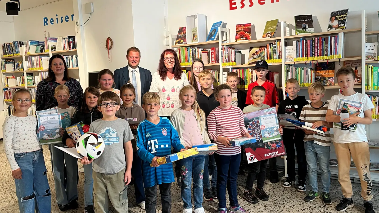 Auf dem Foto sind Frau Pia Heinrich, Bürgermeister Stefan Grillmeier, Büchereileiterin Viola Rieß (von links) und alle Preisträger zu sehen. (Bild: Kerstin Becker)