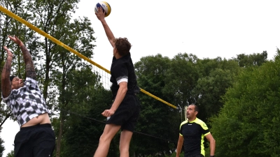 Voller Einsatz beim Volleyballturnier (Bild: Nicole Rochelt)