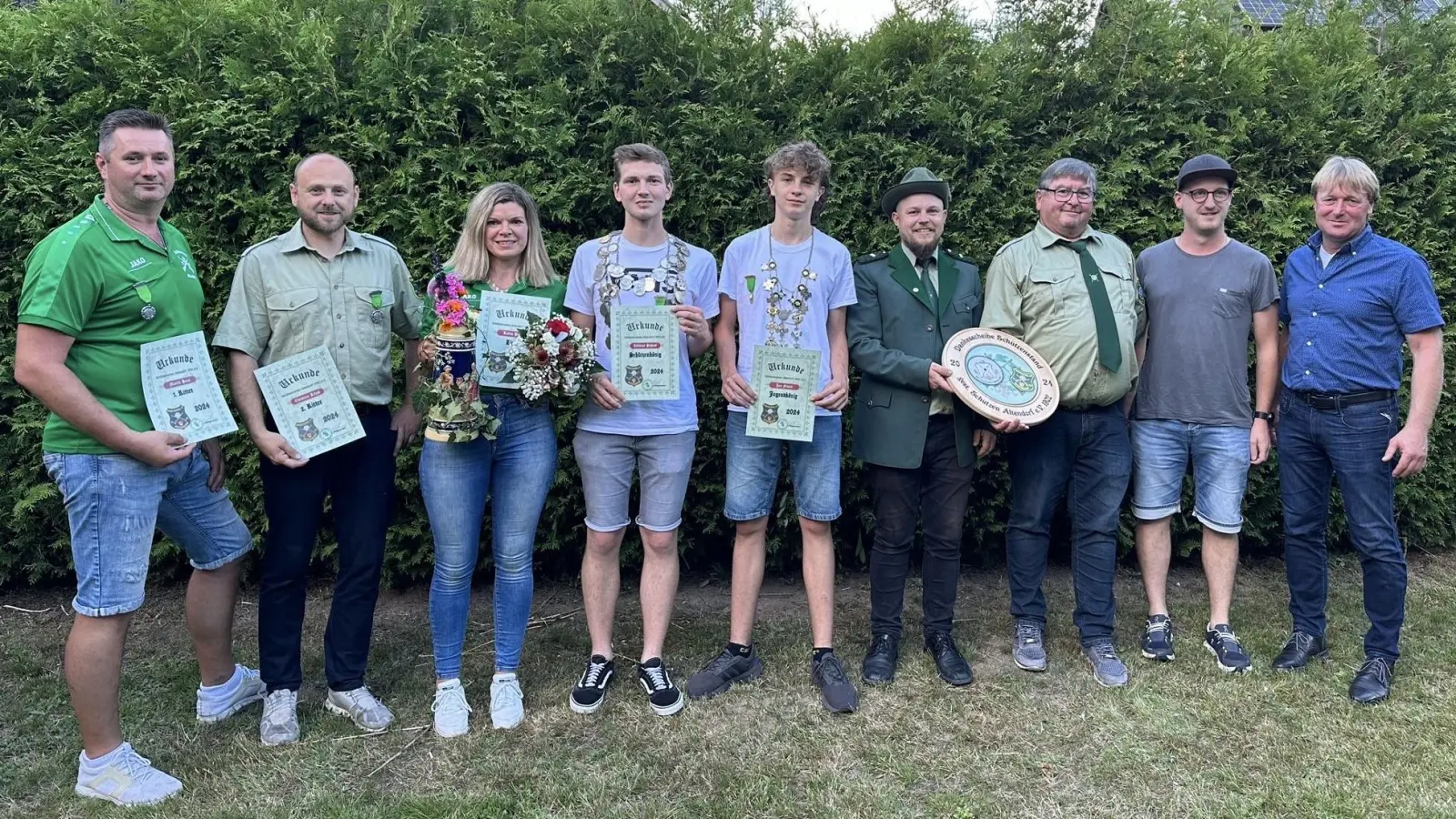 Im Rahmen eines kleinen Gartenfestes fand heuer die Königsproklamation des Schützenvereins Altendorf statt. Martin Haas, Christian Köppl, Katrin Haas, Andreas Schiesl, Jan Feneis, Alexander Birner, Hans Fuchs, Johannes Schneeberger, Bürgermeister Markus Schiesl (von links).  (Bild: Hermann Haas)