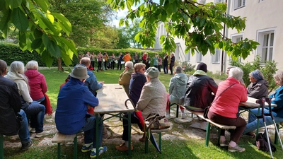 Posaunenchor der Christuskirche Sulzbach-Rosenberg im Dekanatsgarten. (Bild: Gerd Hennecke)