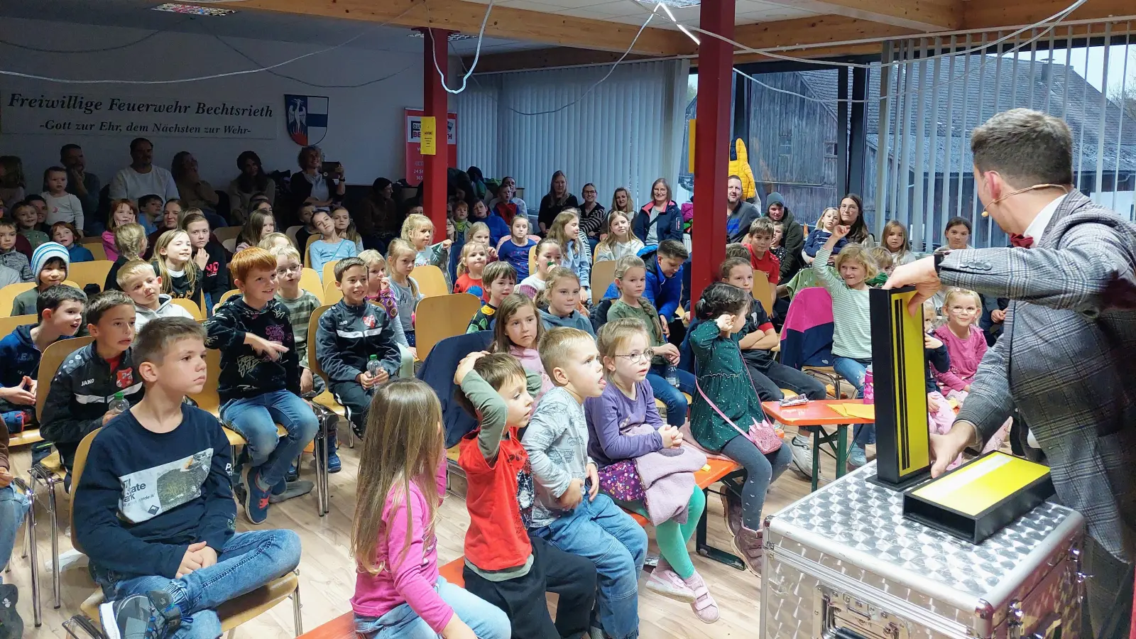 Mit seinen Zaubertricks faszinierte Zauberer Marius die Kinder im Feuerwehrhaus bei seiner Zaubershow.  (Bild: Sandra Beer)