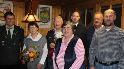 Königsschießen bei den KSK-Tell und Burgschützen in Hohenburg: v.l. Schützenmeister Josef Scharr, Schützenliesl Erika Paulus, Schützenkönig Wolfgang Weigl, Zofe Maria Schmid, Pfarrer Hans Zeitler, 2. Ritter Markus Mitschke und 1. Ritter Peter Scharr (Bild: Paul Böhm)