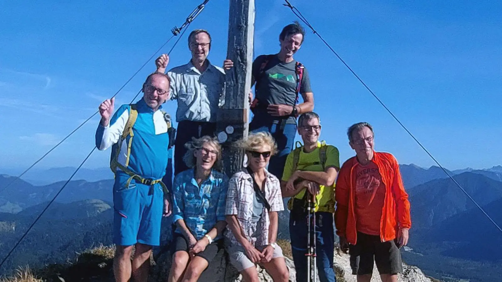 Tourenführer Rainer Rahn, Bernhard Goldmann, Birgit Schelter, Christa Watzke, Markus Prechtl, Sven Hackl und Gerhard Glöckner (von links) auf dem 1.924 Meter hohen Gipfel der Klammspitze. (Bild: Rainer Rahn)