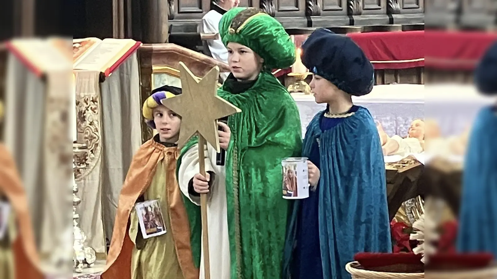 Die Sternsinger im festlichen Gottesdienst am Dreikönigstag, 06. Januar 2025, in der Pfarrkirche St. Georg Amberg. (Bild: Bettina Echinger)