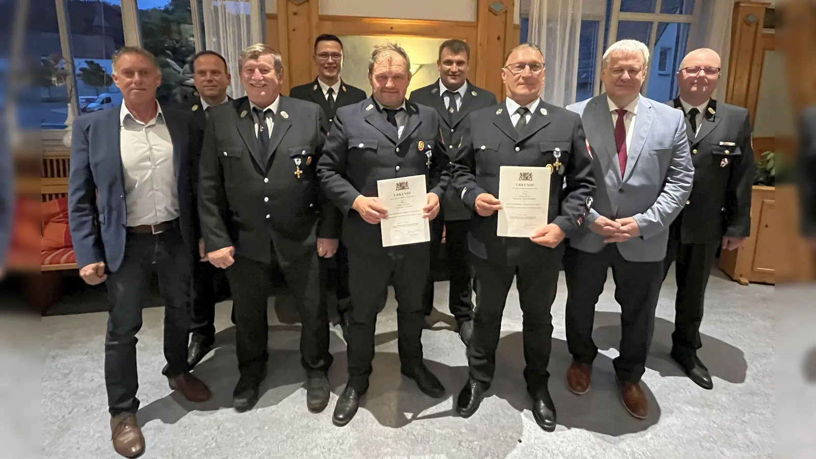 Landrat Richard Reisinger (Zweiter von rechts) zeichnete die langjährigen Floriansjünger mit Ehrenzeichen in Gold und Ehrenurkunden aus.  (Bild: Martina Beierl)