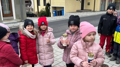 Die Kindergartenkinder verteilen das Friedenslicht an die Senioreneinrichtungen in Eslarn. (Bild: Karl Ziegler)