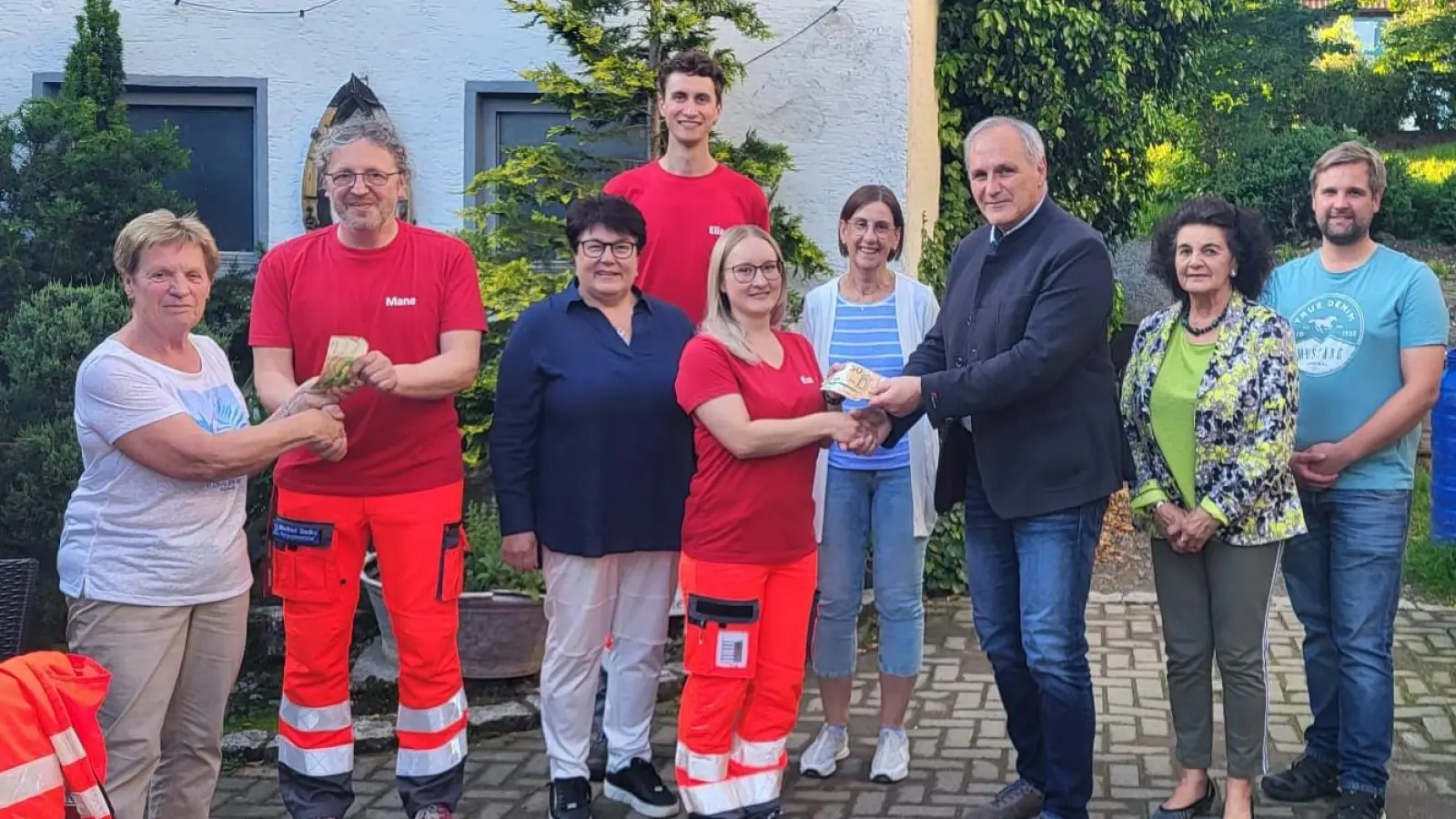 Die Helfer vor Ort danken der Vorsitzenden der Frauen-Union, Annemarie Sladky (links) und dem CSU- Fraktionssprecher Peter Schmidt (Dritter von rechts) für die Spende.  (Bild: Christina Rosner)