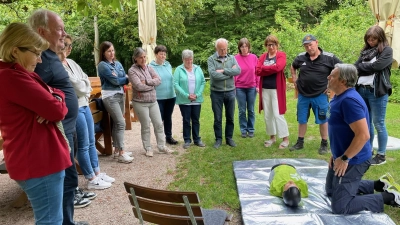  Kursleiter Wolfgang Demleitner mit den Teilnehmern vom OWV. (Bild: Robert Kostner)