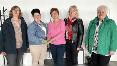 Stellvertretende HPZ-Vorstandsvorsitzende Brigitte Krause (Mitte) freut sich mit den Vorstandsmitgliedern des Katholischen Frauenbundes Luhe Marianne Paulus, Petra Irlbacher, Luise Köllner und Rita Gleißner (Von links) über die Spende. (Bild: Petra Kummer/exb)