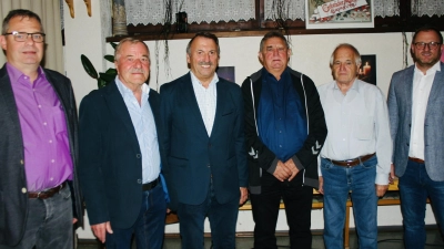 Die Geehrten des TSV Kastl mit den Vereinsverantwortlichen Zweiter Vorsitzender Holger Schmidt (von links), die Ehrenvorsitzenden Alois Dimper und Josef Brand, die Ehrenmitglieder Josef Arnold und Josef Kukla sowie Vorsitzender Christoph Brand.<br> (Bild: TSV Kastl bei Kemnath/exb)