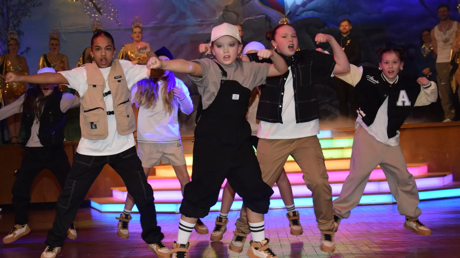 Die HipHop-Gruppe „Elite Fleet” stattete dem Faschingstreiben in der Stadthalle einen Besuch ab. Mit dabei Kinderprinzessin Elly (vorne) (Bild: Tanja Pflaum)