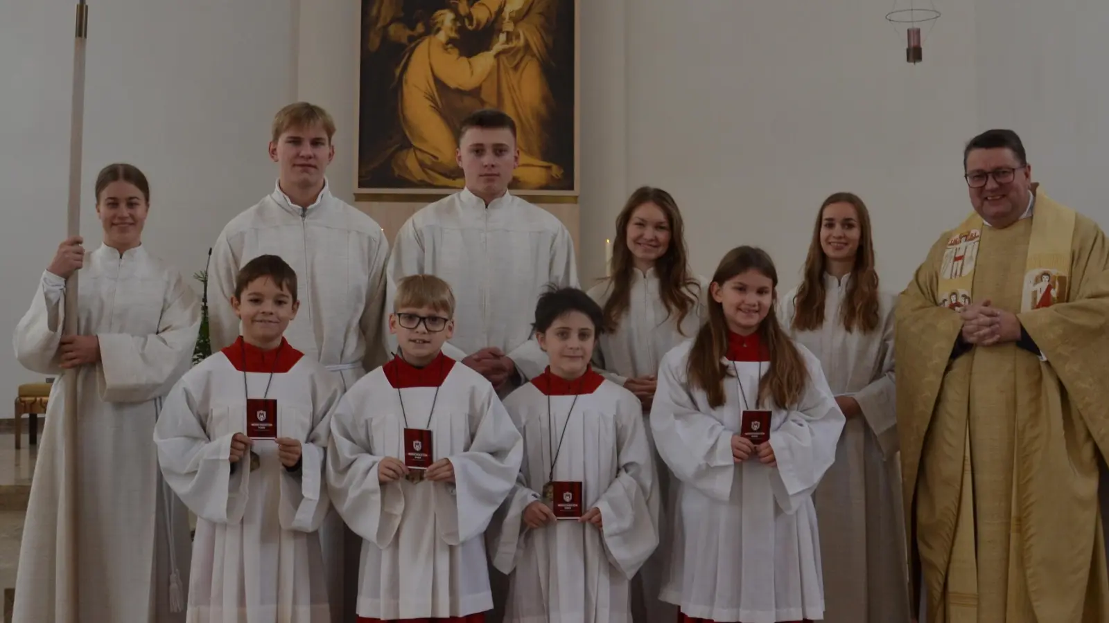 Ein Mädchen und drei Buben wurden in die Schar der Ministranten am Christkönigssonntag in Moosbach aufgenommen. Darüber freuten sich Pfarrer Udo Klösel sowie die Ministranten und Oberministranten. (Bild: Peter Garreiss)