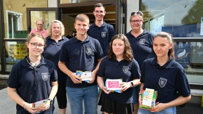 Von links: Alexa Schobel (Platz 2), Barbara Streit (Kassier), Simon Weiß (4. Platz), Lukas Schöpf (Dirigent JO), Theresa Streit (1. Platz), Anja Bauer (Vorstand), Hannah Bauer (3. Platz)<br> <br> (Bild: Sabine Kredler)