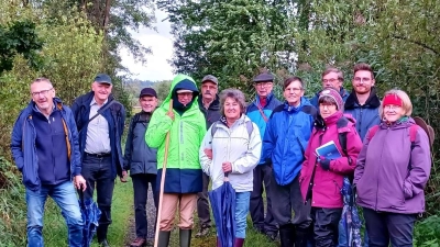 Die Pflanzenkundigen aus vier Landkreisen beim Botanisiseren in der Tirschenreuther Teichpfanne. (Bild: Martina Gorny)