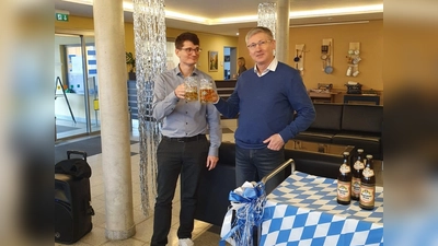 Gemeinsam stoßen 3. Bürgermeister Franz Badura und Einrichtungsleitung Martin Wittmann auf das Wohl der Senioren an.  (Bild: Maria Bauer )