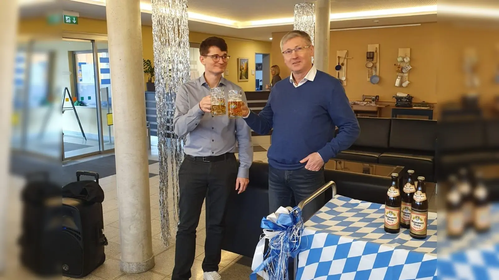 Gemeinsam stoßen 3. Bürgermeister Franz Badura und Einrichtungsleitung Martin Wittmann auf das Wohl der Senioren an.  (Bild: Maria Bauer )