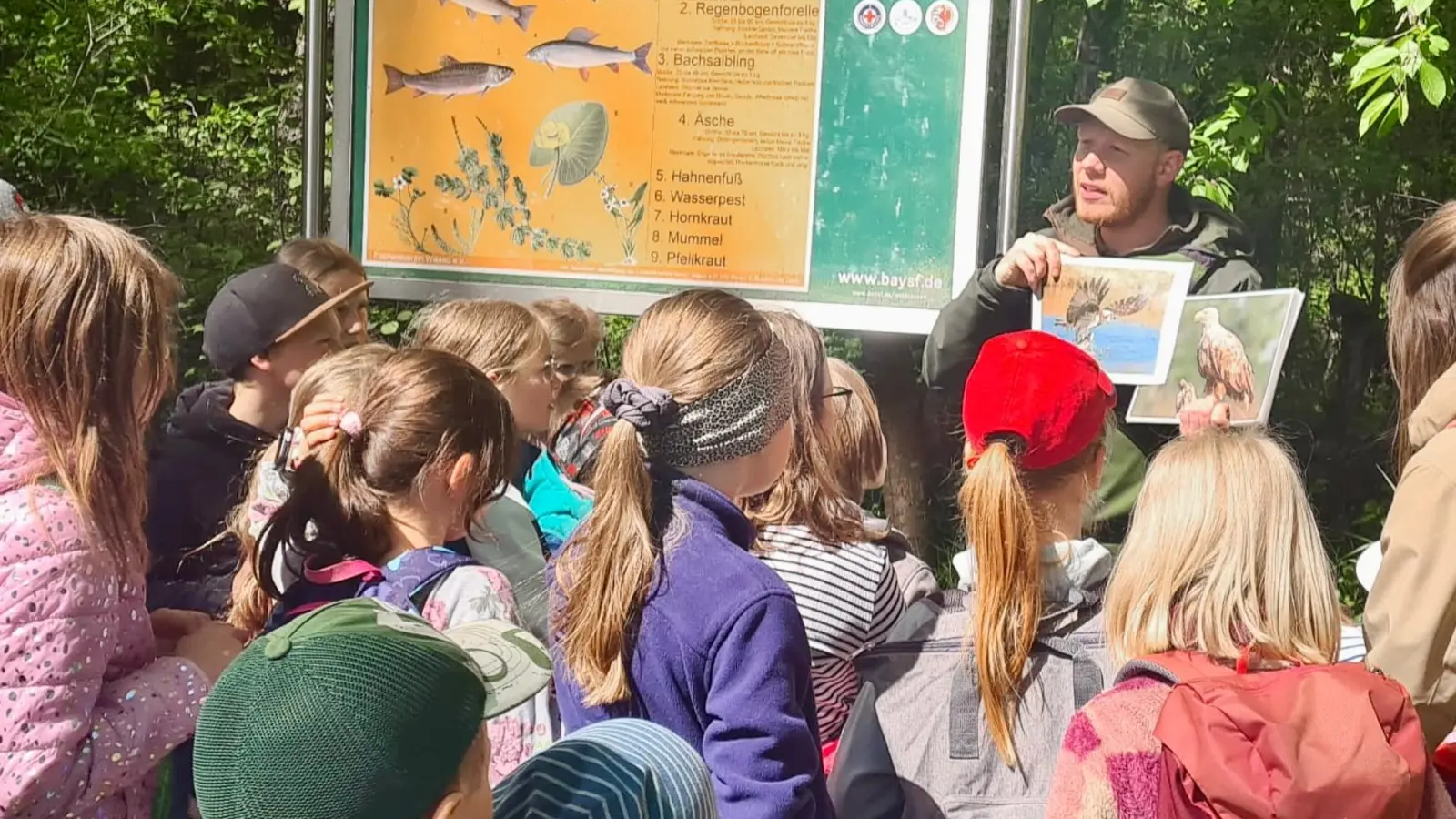 Schnitzeljagd der Jugendgruppen der Wasserwacht und des BRK Wiesau mit Naturpark-Ranger Jonas Ständer vom Naturpark Steinwald (Bild: Claudia Ruß)