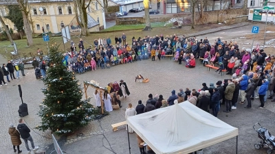 Krippenspiel dieses Jahres im Altenheim und bei der Krippenandacht am Heiligabend vor der Friedrichsburg. (Bild: Sonja Münchmeier)