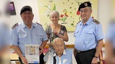 Die Soldaten- und Reservistenkameradschaft Freihung gratulierte seinem langjährigen, treuen Mitglied Horst Nachreiner (sitzend) zum 85. Geburtstag und überreichte zur Erinnerung den Jubiläumsbildband „In Treue fest! 150 Jahre“ des Bayerischen Soldatenbund 1874 e.V. mit Widmung und einen guten Tropfen Wein. <br>(stehend v. links) 1. Vorsitzender Oberstleutnant d.R. Norbert Bücherl, Beisitzerin Heidi Lindthaler und Ehrenmitglied Stabsfeldwebel d.R. Gerhard Lindthaler. (Bild: Norbert Bücherl)