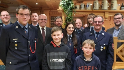 Ehrungen, Beförderungen und Neuaufnahmen gab es bei der Feuerwehr Hardeck. Im Bild (von links) Kommandant Markus Schwartling, Josef Schwartling, Sebastian Summerer, Bürgermeister Klaus Meyer, Felix Schwartling, Christian Schnurer, Brigitte Hegen, Ferdinand Planner, Elias Schnurer, Franziska Weiß, Andreas Korndörfer und Uwe Unglaub.  (Bild: Franziska Weiß/exb)