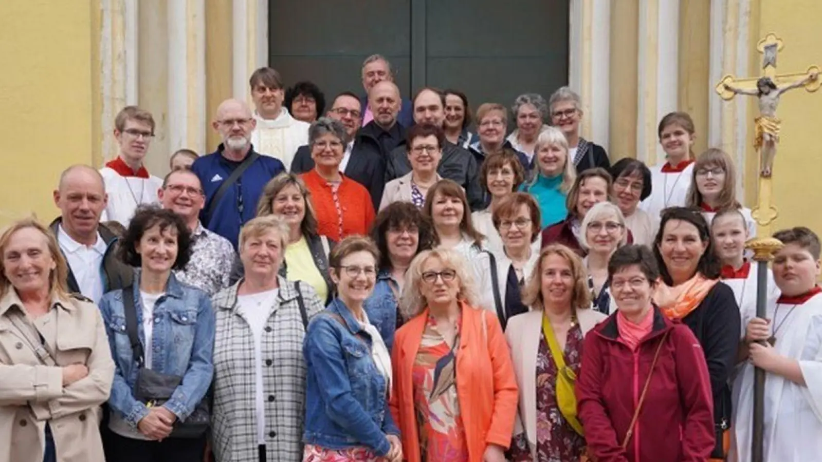 Vergangenen Sonntag wurde in der Pfarrei Mitterteich Jubelkommunion gefeiert. Diese früheren Schulfreunde blickten auf ihr 50. Kommunionjubiläum. (Bild: Rainer Gottas/exb)