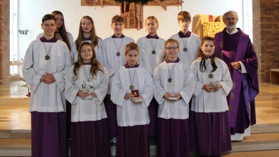 Gruppenfoto Herr Pfarrer Rosner mit den vier neuen Ministranten, den beiden Oberministranten und weiteren Ministranten, die bei der Heiligen Messe unterstützten (Bild: Susanne Ettl)