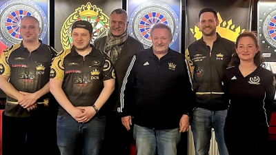 Den Dartclub Waldrast e.V. führen von links: Bayram Çinak Junior, Marcel Hierold, Hans-Jürgen Gmeiner (Kartellvorsitzender), Karlheinz Weiß, Tobias Weiß und Lucia Çinak. (Bild: Reinhard Kreuzer)