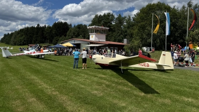 Beim Flugplatzfest in Erbendorf standen natürlich die Flieger im Mittelpunkt. (Bild: gdö/exb)