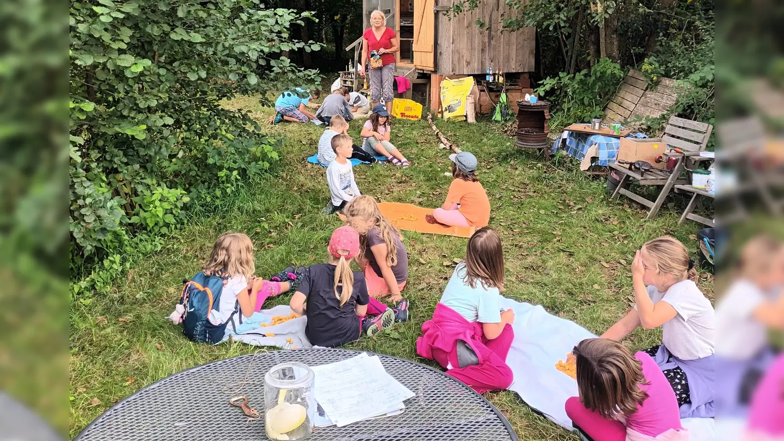 Gespannt lauschen die Kinder der Erklärung von Irene Kraus über die Nahrung der Amsel. (Bild: Irene Kraus)