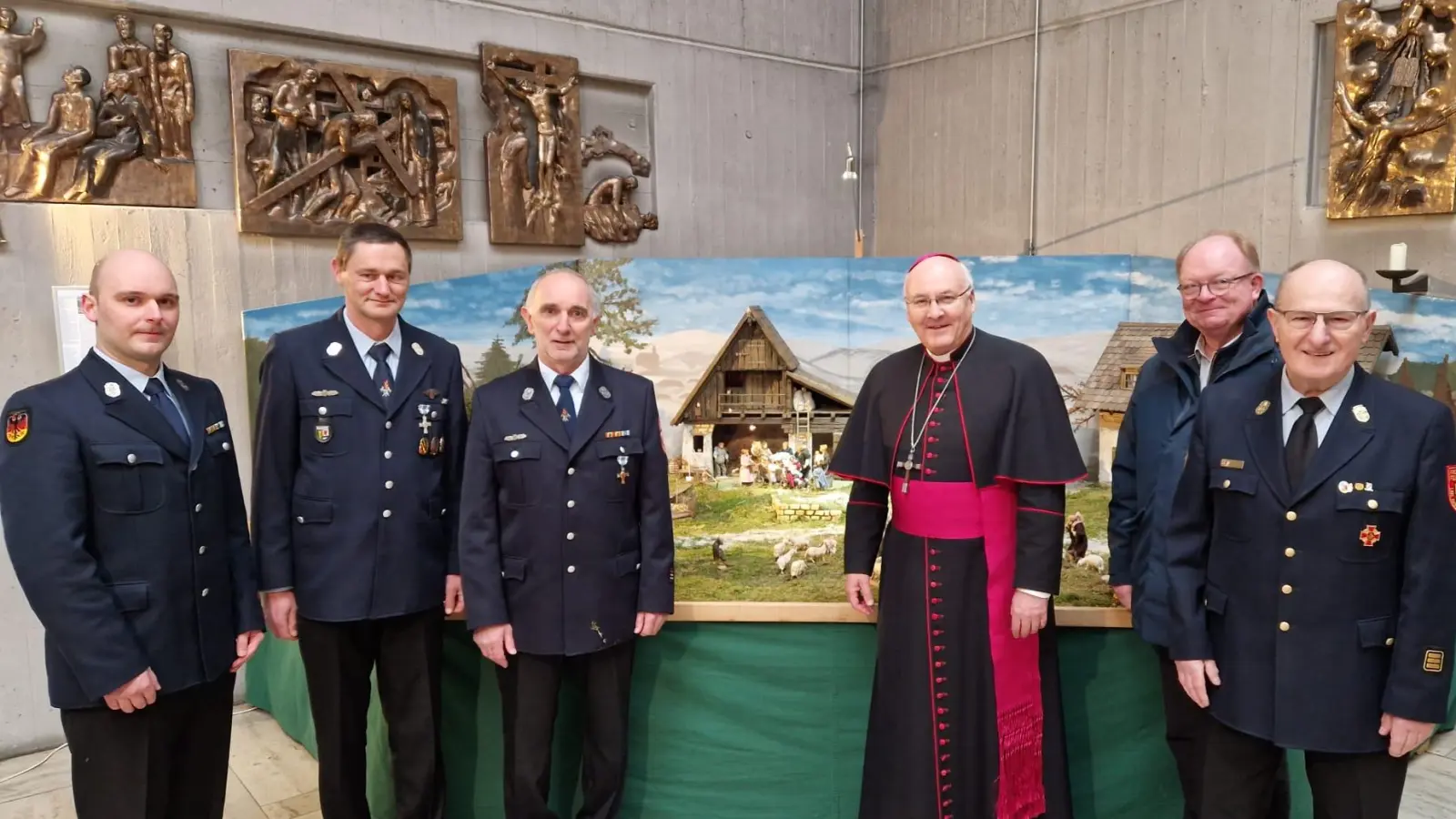 Diözesanbischof Dr. Rudolf Voderholzer besuchte die Krippe der Feuerwehr Haselmühl in der Kümmersbrucker Kirche. Eine Abordnung des Krippenbauteams haben ihn dazu empfangen. Martin Berger, 1. Vorsitzender Florian Könner, Walter Berger, Dr. Voderholzer, Pfarrer Wolfgang Bauer und Ehrenkommandant Hubert Blödt. (Bild: Florian Schlegel)