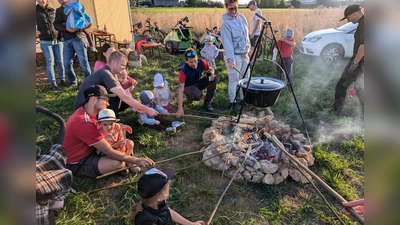 Stockbrot grillen nach getaner Arbeit. (Bild: Amelie Fuchs)