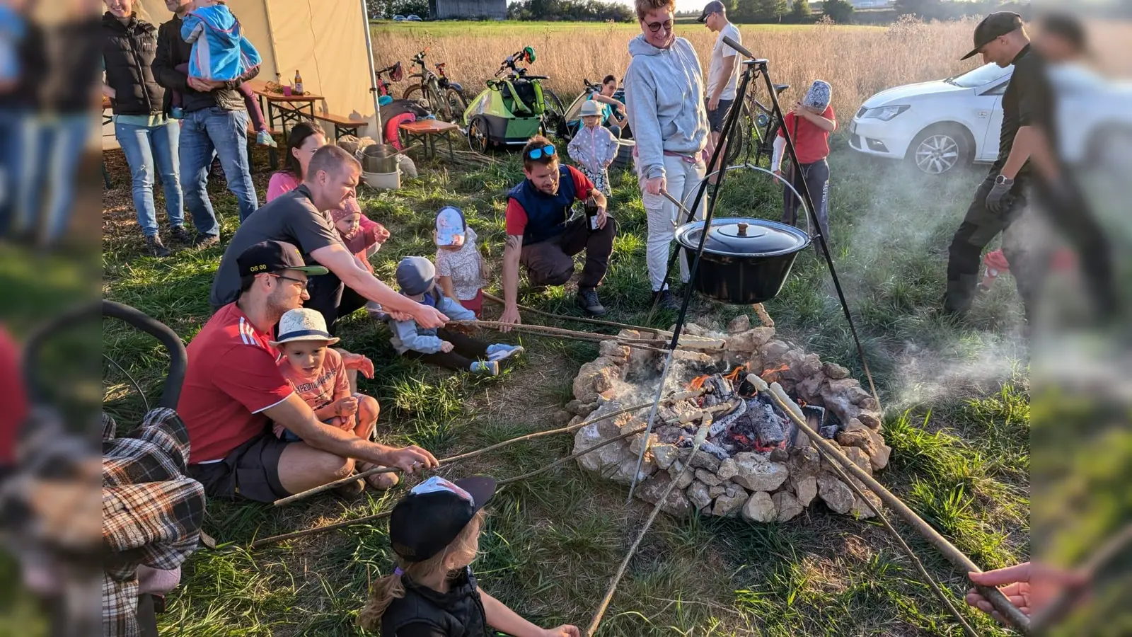 Stockbrot grillen nach getaner Arbeit. (Bild: Amelie Fuchs)